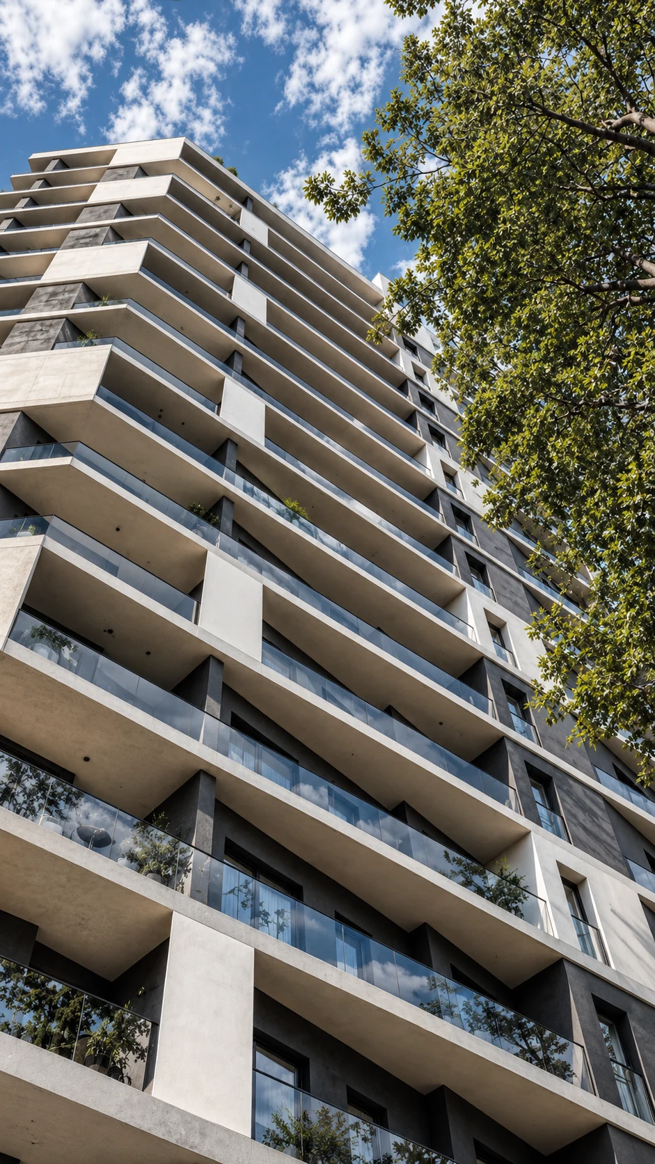 Vue rapprochée en contre-plongée des balcons et des façades de Castello